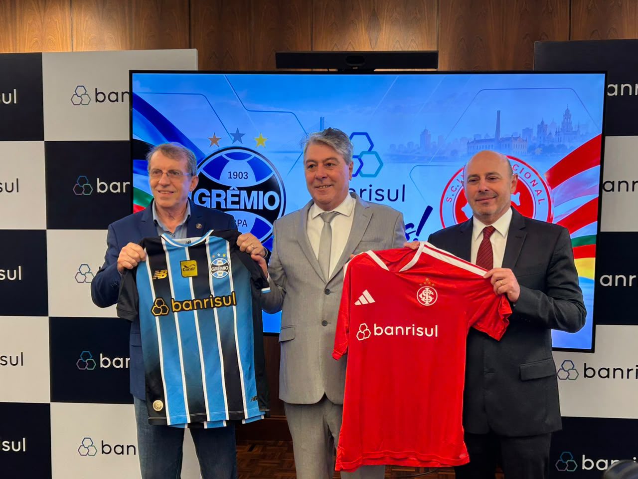 Banrisul reassume espaço principal nas camisas de Grêmio e Inter nas rodadas finais do Brasileirão