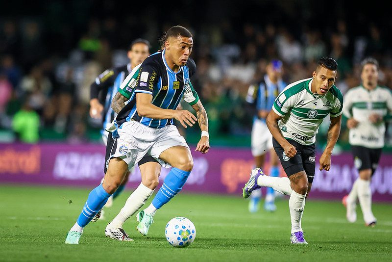 Braithwaite decide nos acréscimos, e Grêmio bate o Coritiba no Couto Pereira