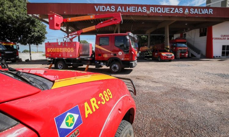 Bombeiros de Mato Grosso comemoram 32 anos com homenagens e formação de temporários
