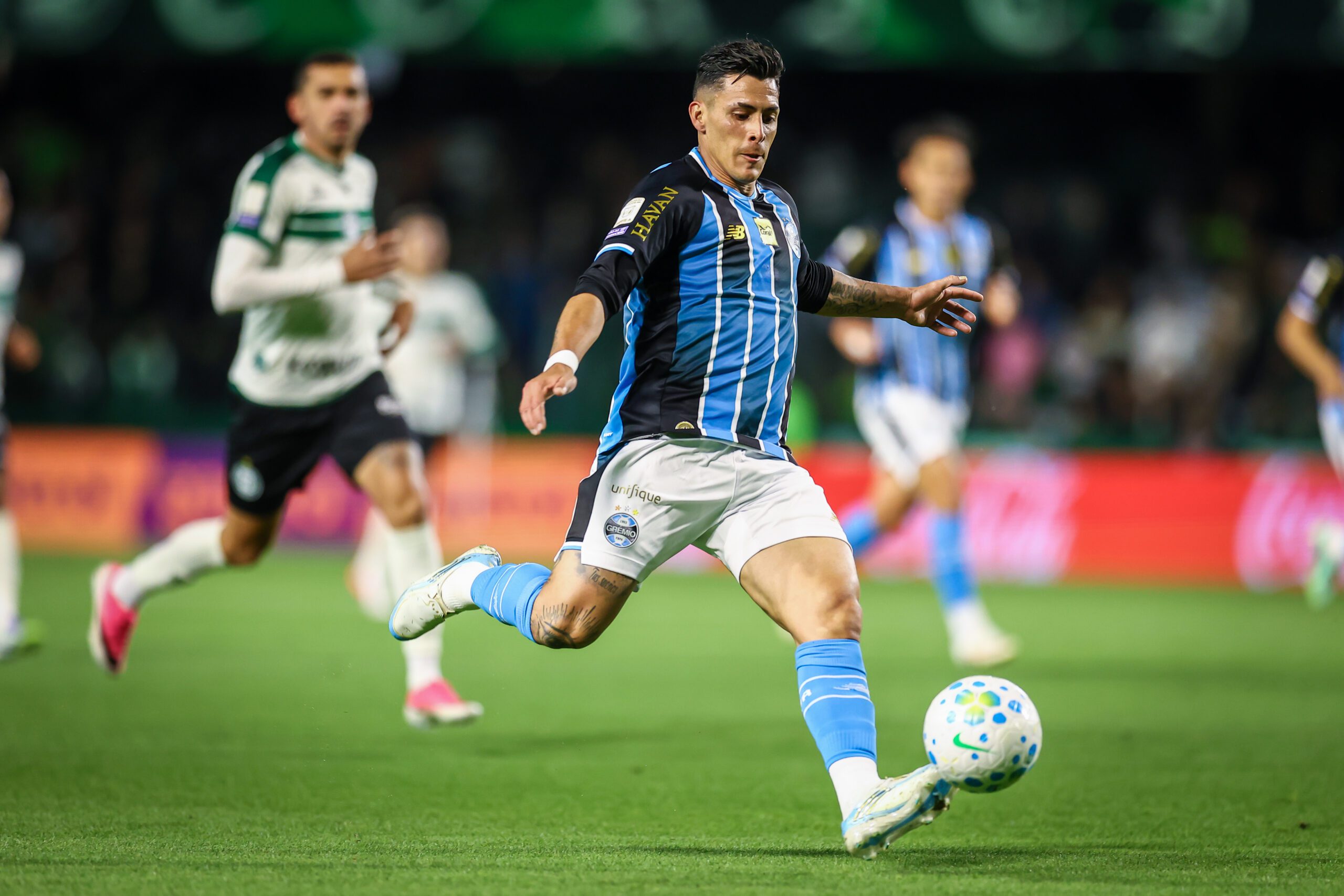 Grêmio encara Athletico-PR com duas baixas e retorno de Kannemann