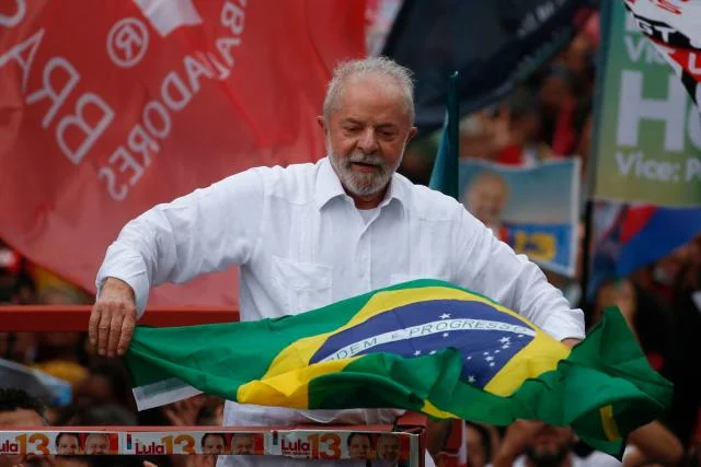 Lula vence Flávio Bolsonaro e é reeleito para mais quatro anos no Brasil