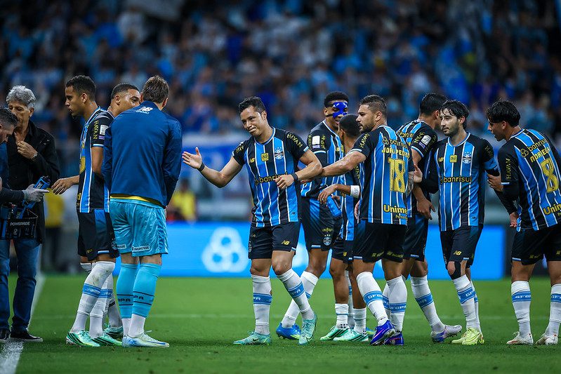 Grêmio vence Athletico-PR por 2 a 0 e deixa o Z-4 do Brasileirão
