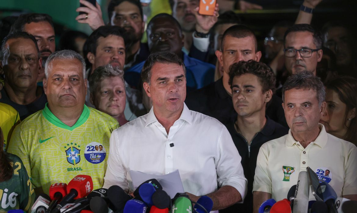 PL aceita resultado eleitoral, enquanto Flávio Bolsonaro prepara oposição a Lula