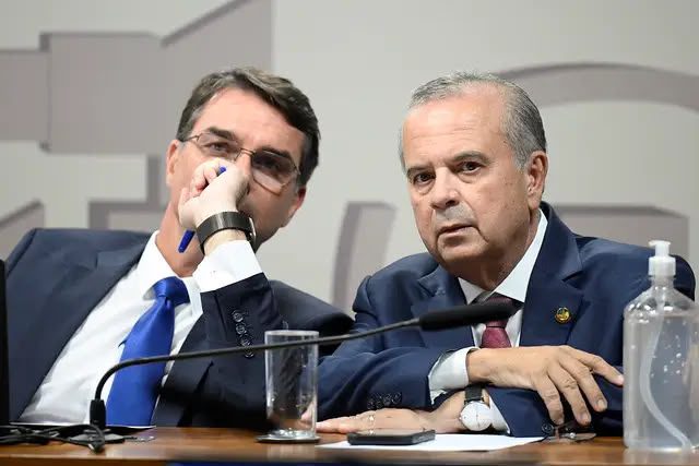 Flávio Bolsonaro declara apoio a Rogério Marinho na disputa pelo comando do Senado